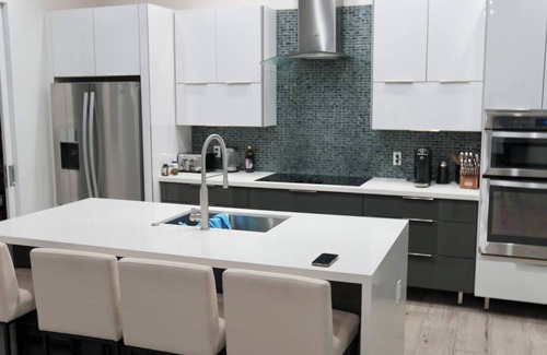 Coral Terrace House | 4-bedroom Miami Mansion with AC, WiFi, cold plunge, pool table and jacuzzi