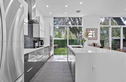 Coral Terrace House | 4-bedroom Miami Mansion with AC, WiFi, cold plunge, pool table and jacuzzi