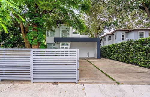 Coral Terrace House | 4-bedroom Miami Mansion with AC, WiFi, cold plunge, pool table and jacuzzi