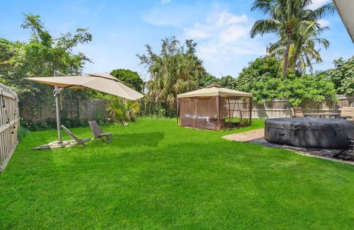 Palm Beach - West Palm Beach Villa | 4 Bedroom Modern Luxe Retreat with Hot Tub 5 Mins to Beach