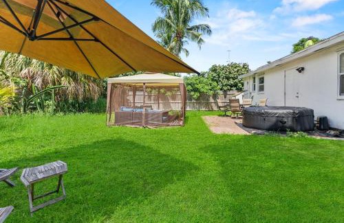 Palm Beach - West Palm Beach Villa | 4 Bedroom Modern Luxe Retreat with Hot Tub 5 Mins to Beach
