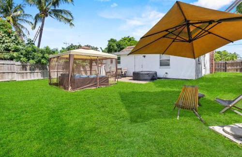 Palm Beach - West Palm Beach Villa | 4 Bedroom Modern Luxe Retreat with Hot Tub 5 Mins to Beach
