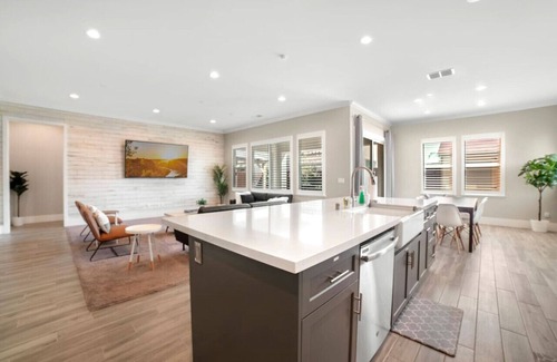 Lodi House | 4 Bedroom Sleeps 10 l Family Home l Near Wineries