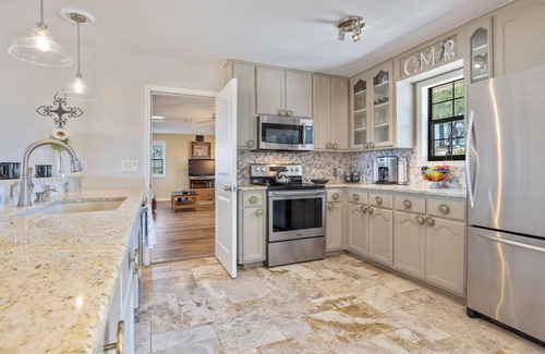 Round Mountain House | 4-bedroom vacation home just 15-minute walk to Hamilton Pool Preserve