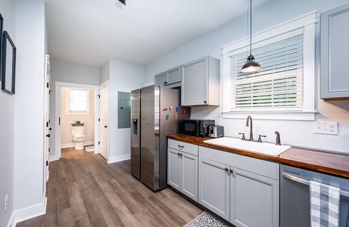 Lanexa House | 4-bedroom waterfront homestead near Williamsburg with WiFi, AC. Book now