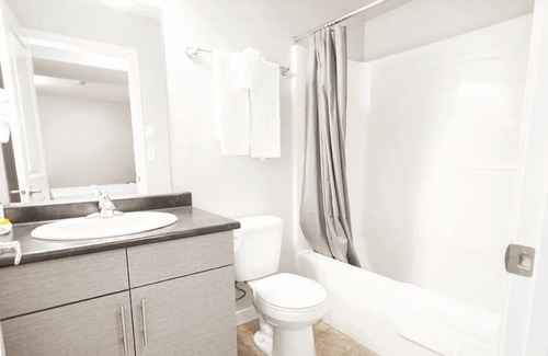 Fort Gary House | 4 Bedrooms Townhouse with Parking & Wi-Fi