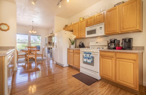 Santa Fe House | 4 BR Resort-Style Living on Santa Fe Country Club! Entire Large Home- Lt!Bright!