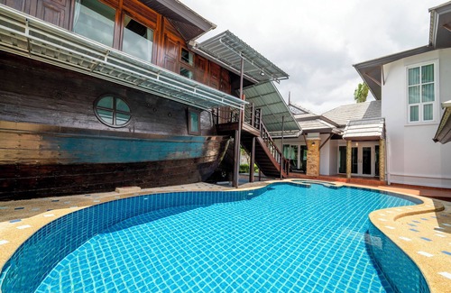 North Pattaya Villa | 4 BR Royal Boat Pool Villa – Pattaya's Hidden Haven