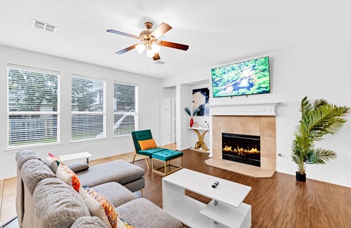 South Arlington House | 4 BR w/ Pool 10 min to Six flags