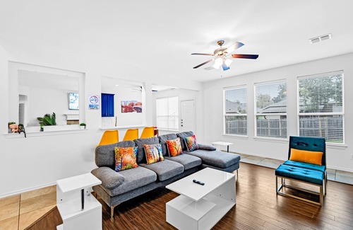 South Arlington House | 4 BR w/ Pool 10 min to Six flags