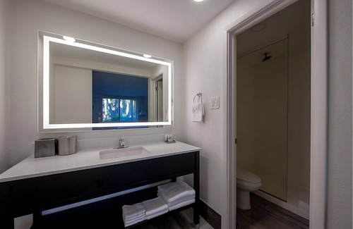 Fort Walton Beach Hotel | 4 Breezy Beachside Rooms with Outdoor Pool Near Wild Willy's Adventure Zone