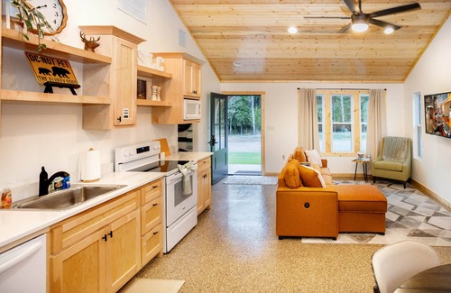 Hulbert Cabin | 4 Cabin Retreat Sleeps 12 with Hot Tubs and Firepit