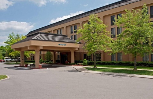 Thurston Hotel | 4 Cozy, Budget-Friendly Rooms w/Complimentary Hot Breakfast & Heated Pool