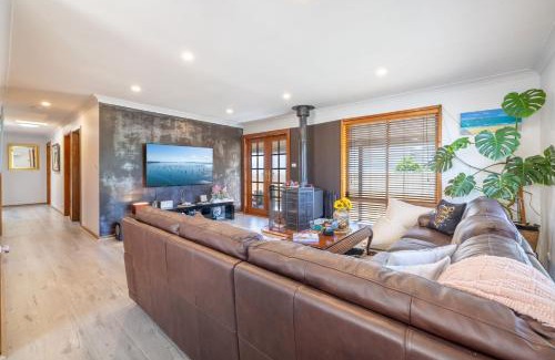 Salamander Bay House | 4 Gilchrist Rd - pet friendly, air con, Wi-Fi