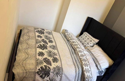 Leicester House | 4-Guest Charm Home w/Street Parking & WiFi & Party