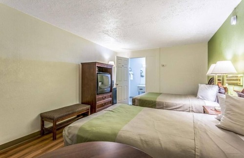 Edgewood Hotel | 4 Inviting Rooms for Budget Travelers w/Free Breakfast & Laundry On-Site