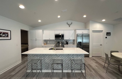 Fellowship House | 4 min to WEC, Crownwood Modern, NEW 3bd 2ba cozy townhome close to FAST