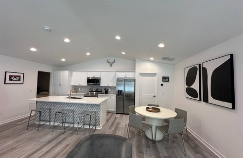 Fellowship House | 4 min to WEC, Crownwood Modern, NEW 3bd 2ba cozy townhome close to FAST