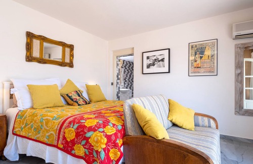 Drios Apartment | 4 mins drive, Golden Beach. Grandma babysitting and daycare