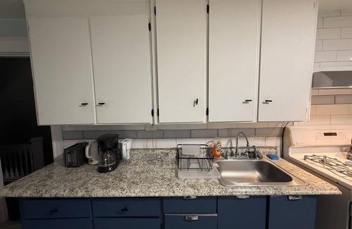 Downtown Niagara Falls Apartment | 4 minutes from the Falls upper unit 2 Bed 1 Bath