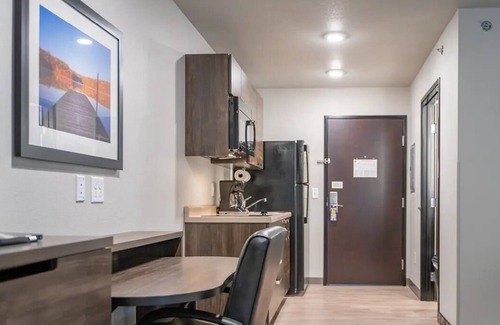 Westgate Hotel | 4 Modern Rooms w/Full Kitchen & Outdoor Grill Perfect for Short or Long Stays