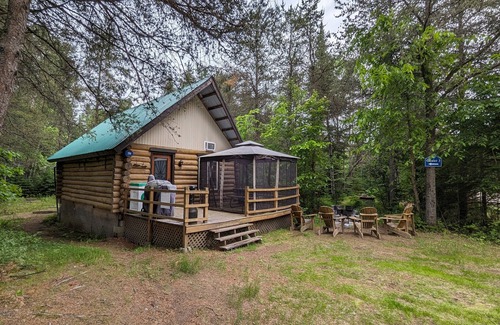 Riviere-Rouge Ski Chalet | 4 - Prunier : Chaleureux chalet en bois rond au bord de la belle Rivière Rouge