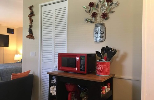 Poinsettia Heights Apartment | #4: Quiet Studio w/Strong Wifi