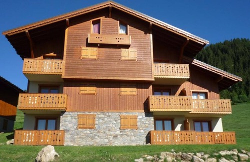 Bisanne 1500 Apartment | 4-room mezzanine apartment with balcony, fully equipped, pets allowed, covered parking.