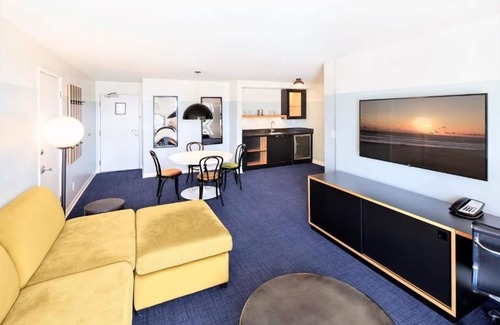 Venice Hotel | 4 Scenic Rooms w/Balcony | Rooftop | Free Breakfast | Steps to Venice Fun