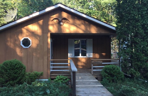Hayward House | 4 Season-3bed-2bath on Round Lake, close to Birkie and right on snowmobile trail