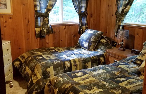 Hillman Cottage | 4 Seasons, Charming Lakefront Cottage on Ess Lake