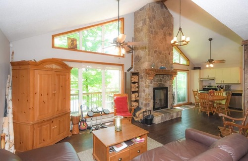 Northfield Cottage | 4 Seasons waterfront retreat for rent on a beautiful lake - 3 bedrooms