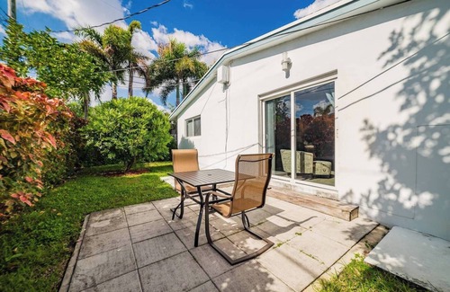 Poinsettia Heights Apartment | #4 ❤️ Sunny, Newly Furnished 1BR apt