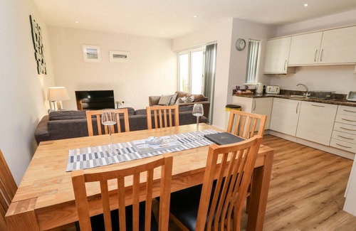 Porth Apartment | 4 THE BEACH HOUSE, family friendly, country holiday cottage in Porth