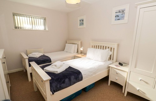 Porth Apartment | 4 THE BEACH HOUSE, family friendly, country holiday cottage in Porth