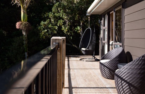 Onetangi Cottage | 4 Wheel Drive included. 5-minute walk from Ferry to car.nSpa Pool