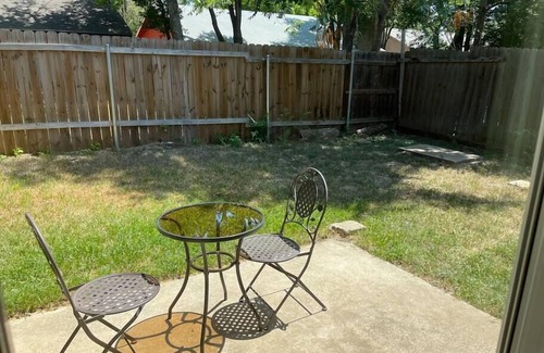 Franklin Park House | 40% Off Long Term Stays! Texas Country Songwriter Theme.