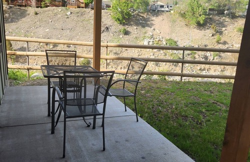 Gardiner Cabin | 406 River Lodge: Yellowstone River in your backyard. Newly built lodge.
