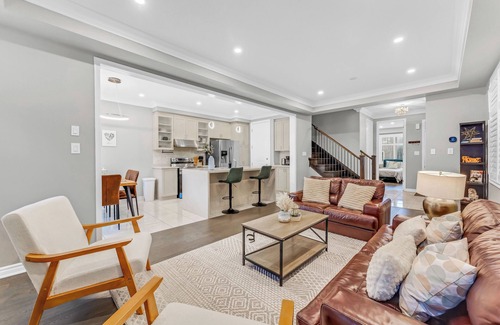 Halton Regional Municipality Apartment | 40min DT Toronto | King Bed | 5 Bedrooms