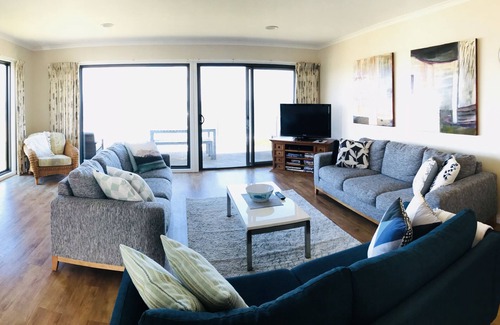 Smiths Beach House | 41 Waikiki - OCEANFRONT VIEWS TO DIE FOR.