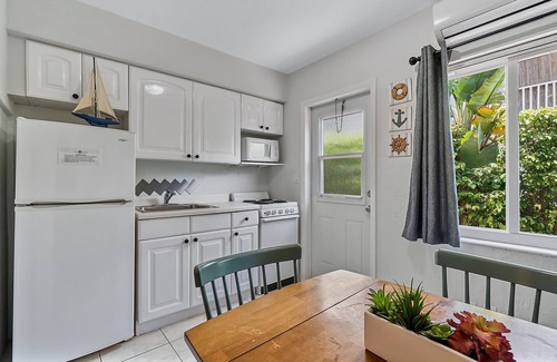 East Fort Lauderdale House | 4145 By The Sea Inn & Suites