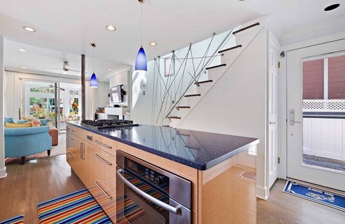 Eastport House | 421 Irie: Simply Charming 2 Story COTTAGE! Private Pool! 1 Off Street Parking!