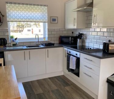 Scurlage House | 44 Gower holiday village Ty Gŵyr Cosy 2 bedroom Chalet with a seasonal indoor pool