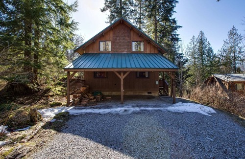 Glacier Cabin | 44MBR - Hot Tub- Pets Ok - WiFi - BBQ - Sleeps 6 by RedAwning