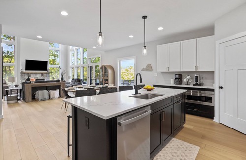 Mount Jackson House | 4BD Brand New - Modern & Spacious, Pet Friendly, Hot Tub, Mt View Retreat