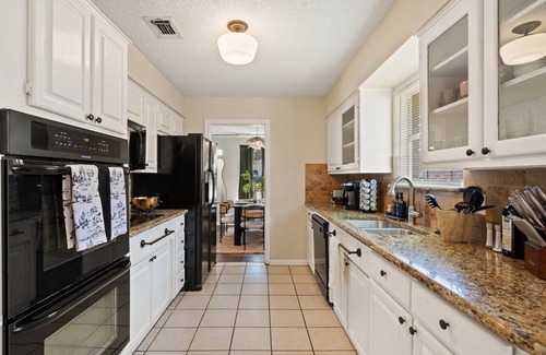 Irving House | 4bd Near Airport & Downtown - Volleyball - Games