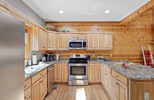 Ellijay Cabin | 4Bdr+ Loft ~ Dog Friendly~ Hot tub~ Game Room ~ Resort Pool ~ Fire Pit- Ellijay