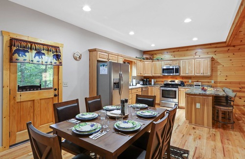 Ellijay Cabin | 4Bdr+ Loft ~ Dog Friendly~ Hot tub~ Game Room ~ Resort Pool ~ Fire Pit- Ellijay