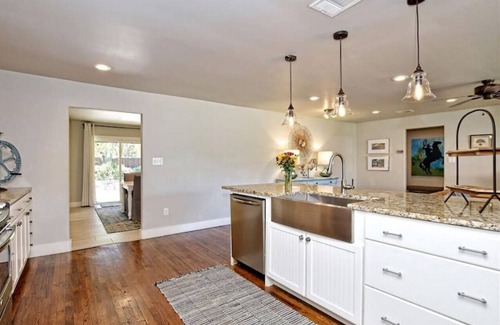 Johnson City House | 4BDRM W/Private Pool & Hot Tub - Walk to Town Square, Minutes to Wineries!