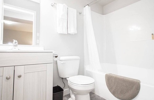 Fort Gary House | 4Bed 2Bath Townhouse with Laundry, Parking & Wi-Fi